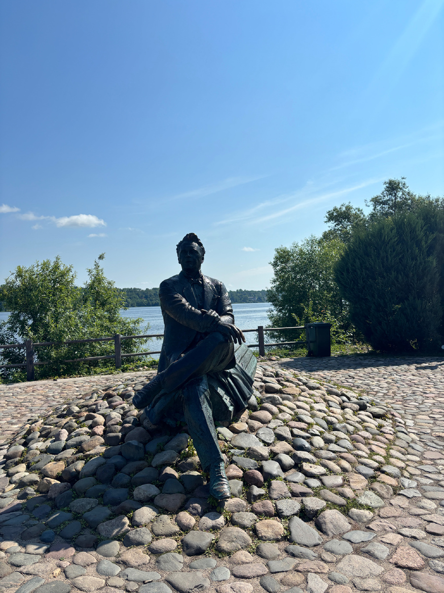 Фото автора. У Шаляпина на лодке есть место, там часто кто-то сидит. Здорово, что можно вот так вот по-простому посидеть рядом )))