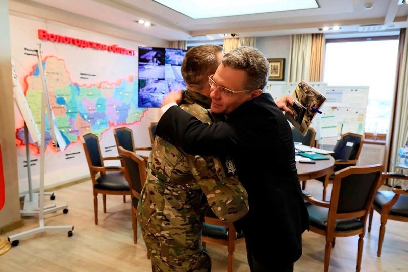    Об этом губернатор сообщил в своих соцсетях. Награду передал военкор Михаил Суриков, который только что вернулся из зоны боевых действий.