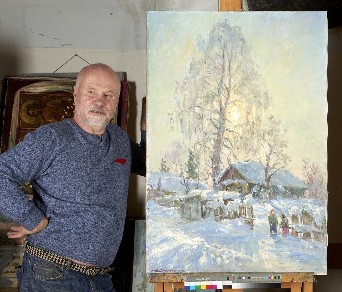 Андрей Михайлович Широков, заслуженный художник России со своим полотном "Под старой березой", 2025 год.