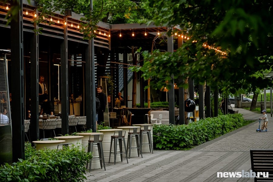 Веранда «Чешуи» утопает в зелени
