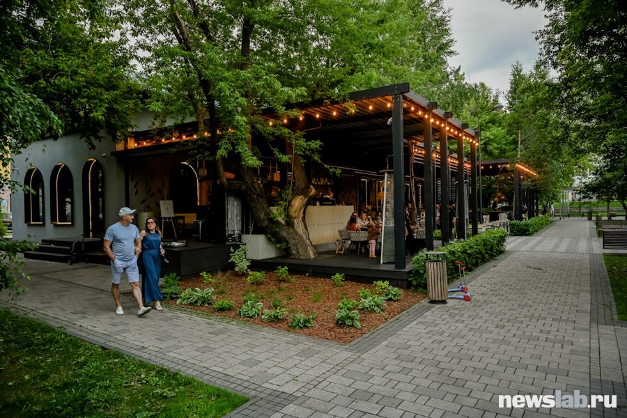 Подсветка работает даже в светлое время суток
