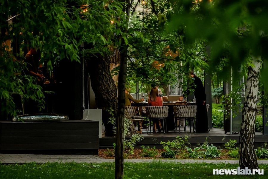 Красноярцы, начинающие день с вина и морепродуктов
