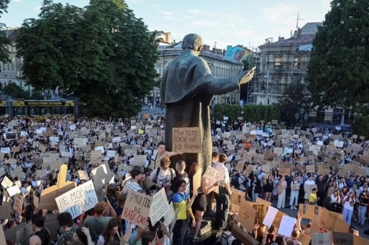    На Банковой очень опасаются, что на демонстрациях и митингах физиономию Зеленского будут представлять в неприглядном виде.