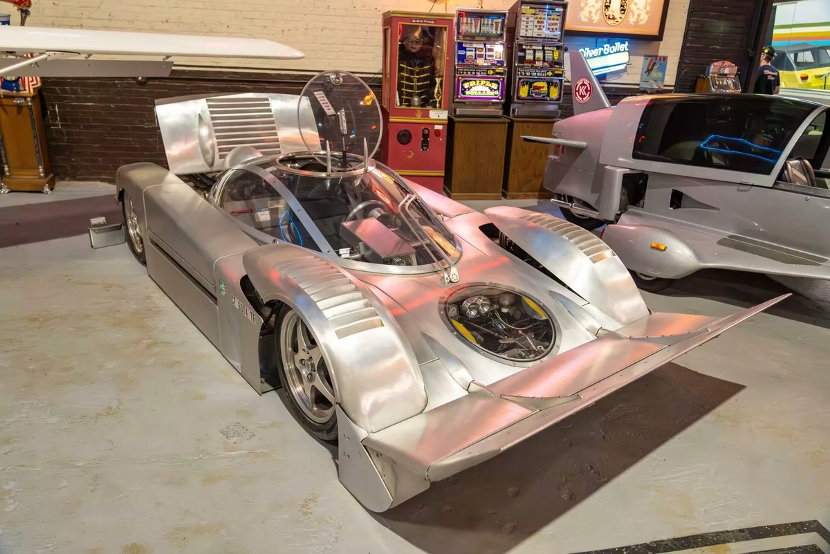    Амфибия имеет конструктивную особенность: на твердой поверхности она играет роль спойлера, а на воде призвана направлять волны под днище