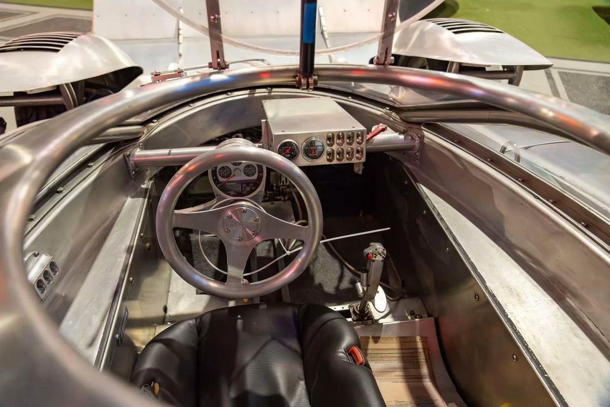    Автомобиль использует реактивную тягу и однорулевое управление для навигации по суше и воде