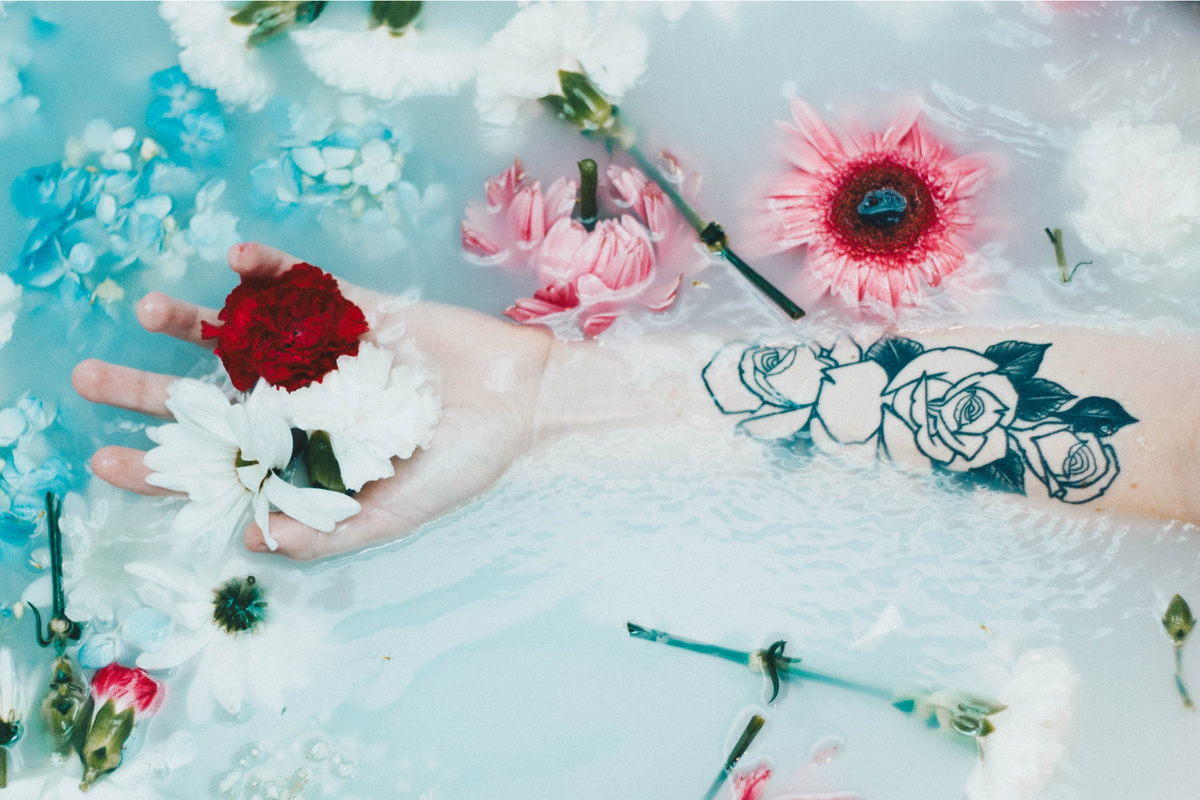    Розовая вода ценится за свои противовоспалительные и антибактериальные свойстваGrace Madeline/Unsplash