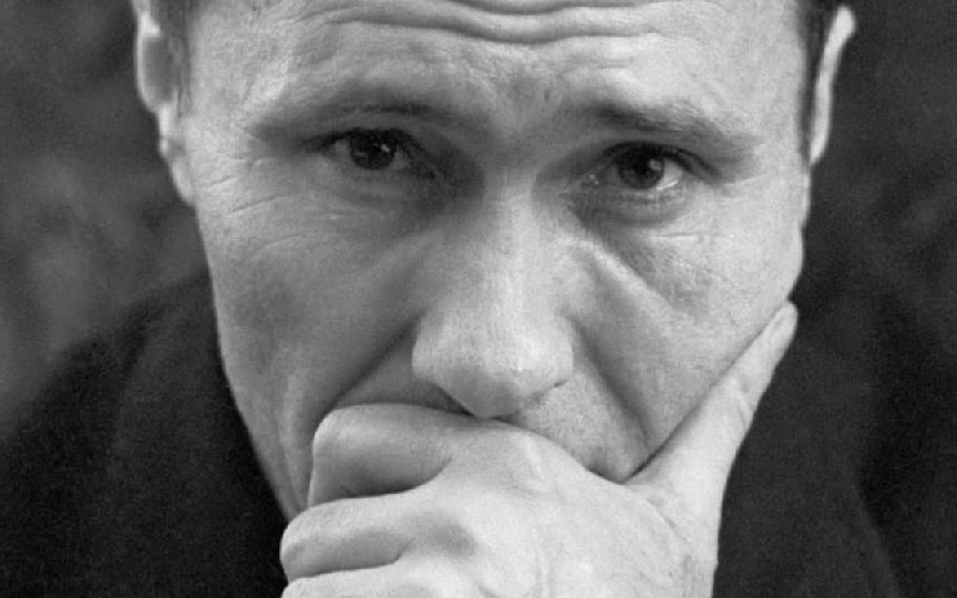 Жил на две семьи, сильно пил и устраивал сцены ревности: каким на самом деле был Василий Шукшин