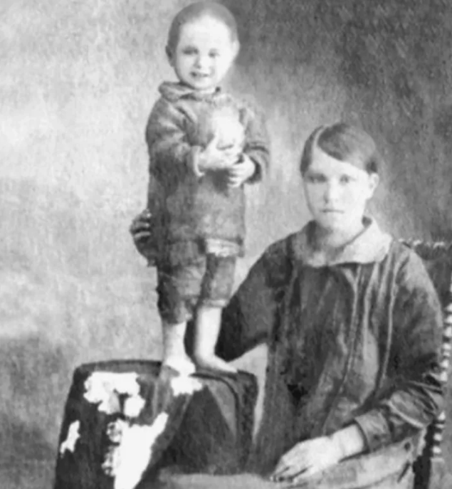 В.Шукшин с матерью. Фото из открытых источников