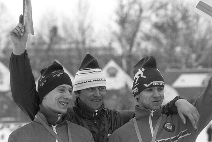 Мужчины в легендарных шапочках-петушках.