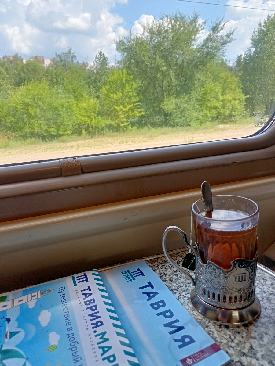 Ну как без чая , из стакана с подстаканником