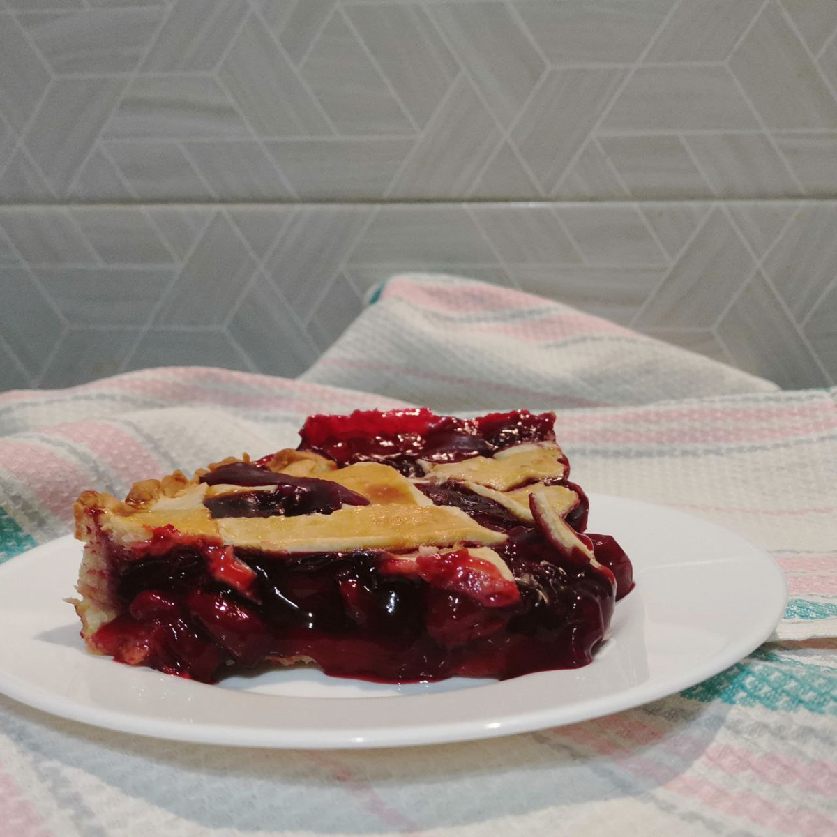 Рецепт вишнёвого пирога, который вы заточите за один присест. Как там обычно пишут "Муж набросился на сковороду, уронил ее на пол, ел руками и рычал".