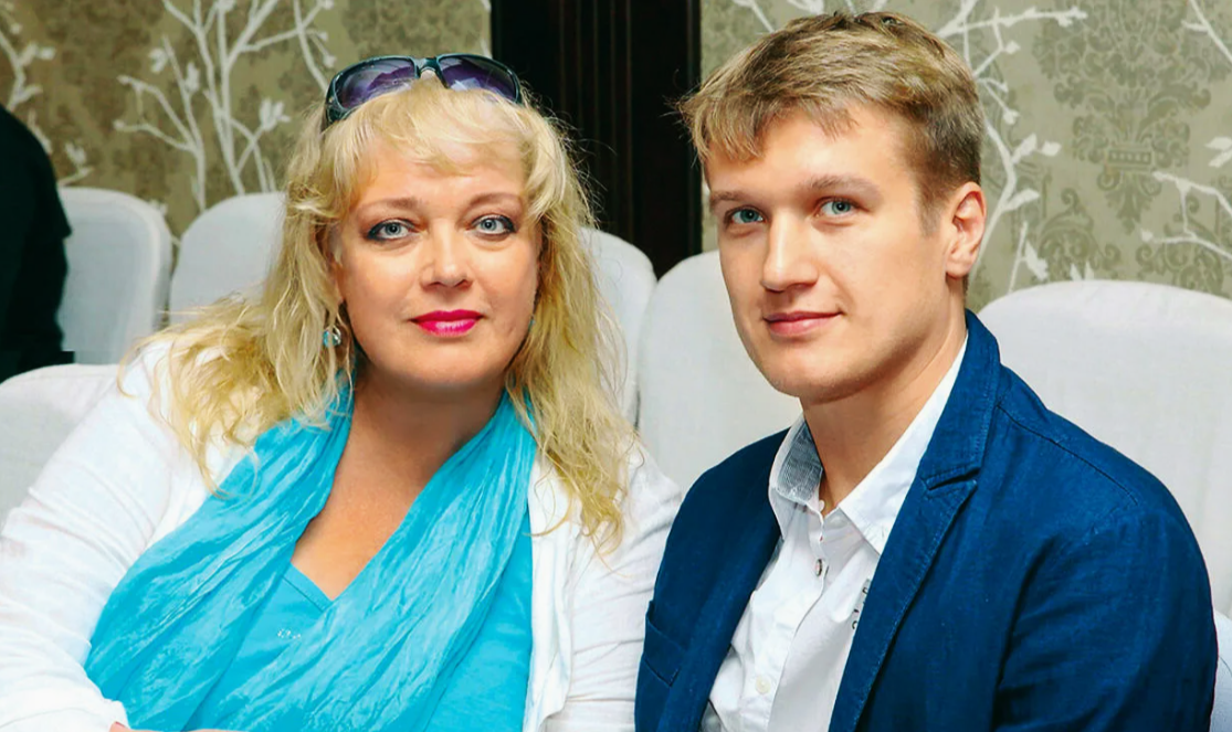 на фото Анатолий Руденко с мамой 