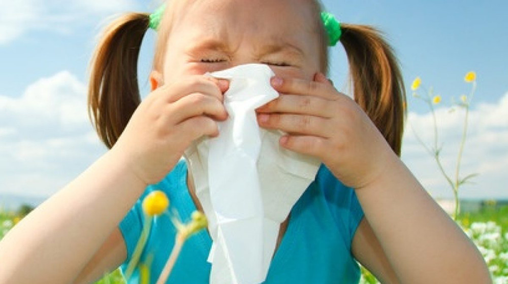    Почему ребёнок чешет уши