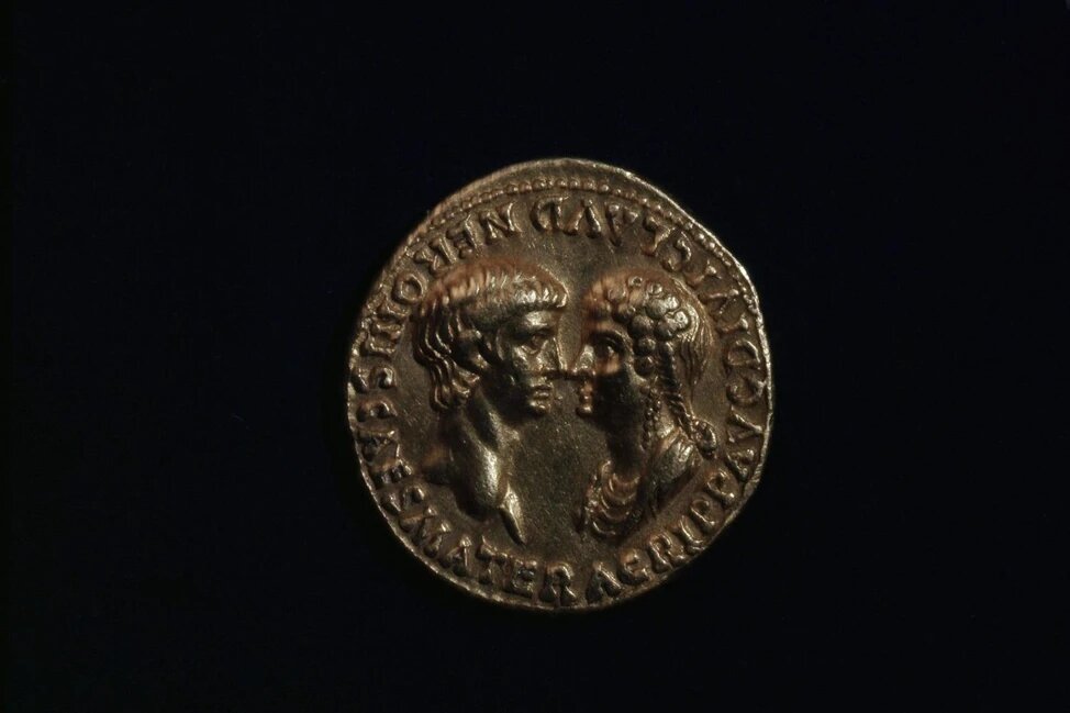 На этой монете, отчеканенной в Риме в декабре 54 года н.э., изображены бюсты Нерона и его матери, Агриппины Младшей. Примечательно, что имя и титулы Агриппины указаны на аверсе, а Нерона — на реверсе, что отражает её доминирующую роль в начале его правления. (Фото: Getty Images)