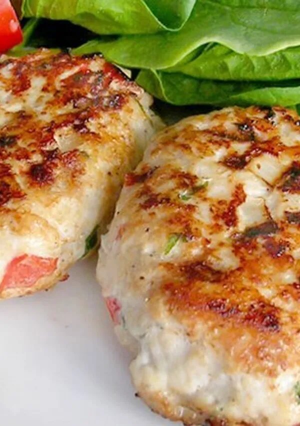 Куриные котлеты с рисом и кабачком