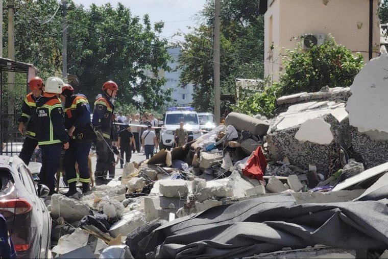 В результате взрыва газа полностью обрушился угловой подъезд десятиэтажного дома. Фото: Тг-канал Губернатора Саратовской области https://t.me/busargin_r/9239
