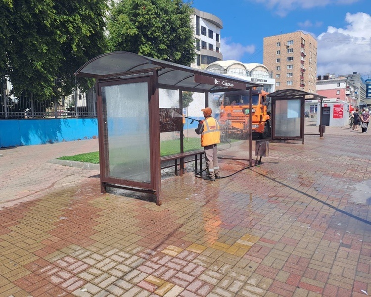     В Курске приводят в порядок остановки общественного транспорта