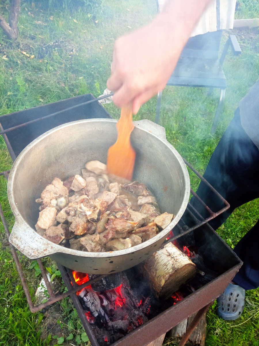 Для усорения приготовления здесь мясо обжаривали/тушили