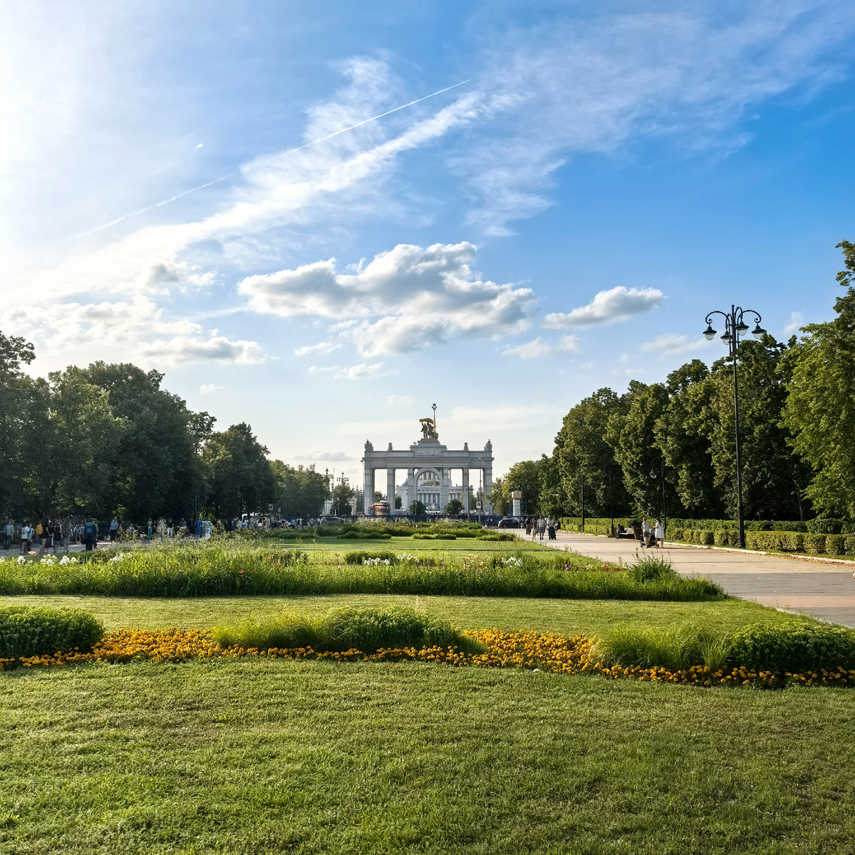 Просто красивое фото главного входа на ВДНХ, через день после того, как начали разбирать монорельс