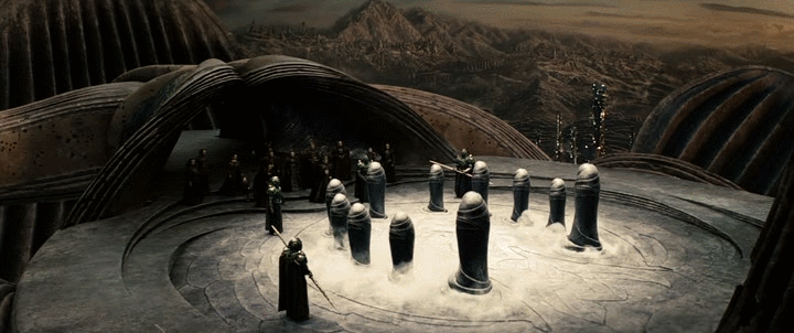 Проблема особенно заметна в фильме "Человек из стали", где Зода и его команду эвакуируют и отправляют в изгнание буквально за несколько часов до неминуемой гибели планеты. При этом форма их спасательных модулей весьма символична.