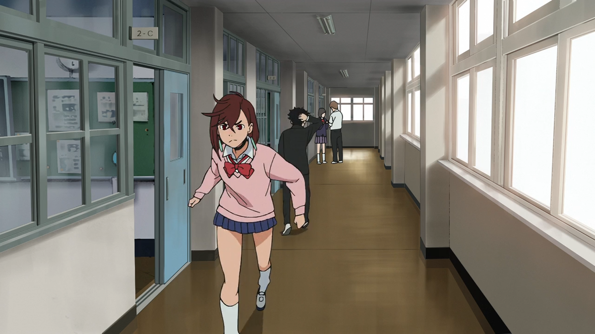 Школьная форма Момо Аясэ состоит из белой рубашки с красным бантом, поверх которой она носит розовый свитер, тёмно-синей плиссированной юбки, белых гетр и коричневых мокасин. Образ дополняют крупные зелёные серьги круглой формы и чёрный чокер с бляшкой, похожей на серьги.