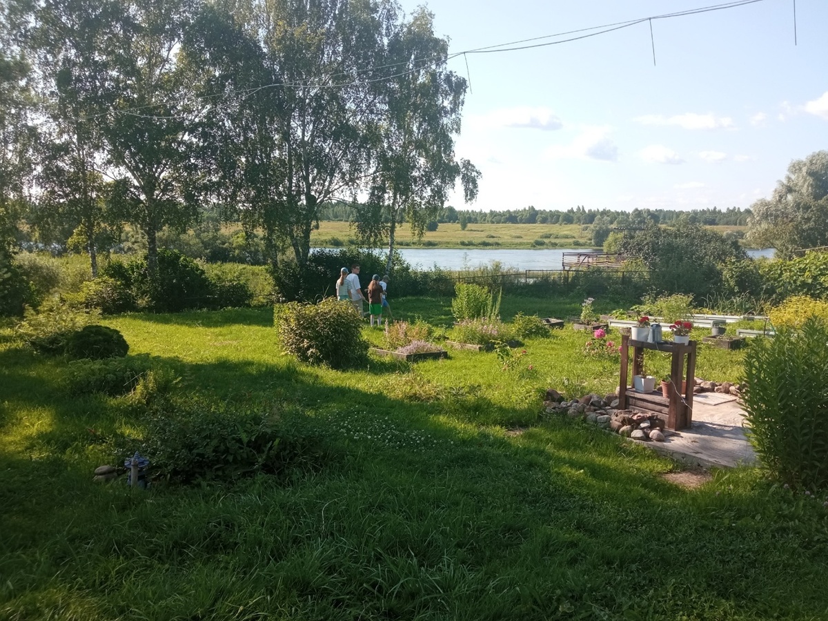 Детишки играют в городки на нашей даче.