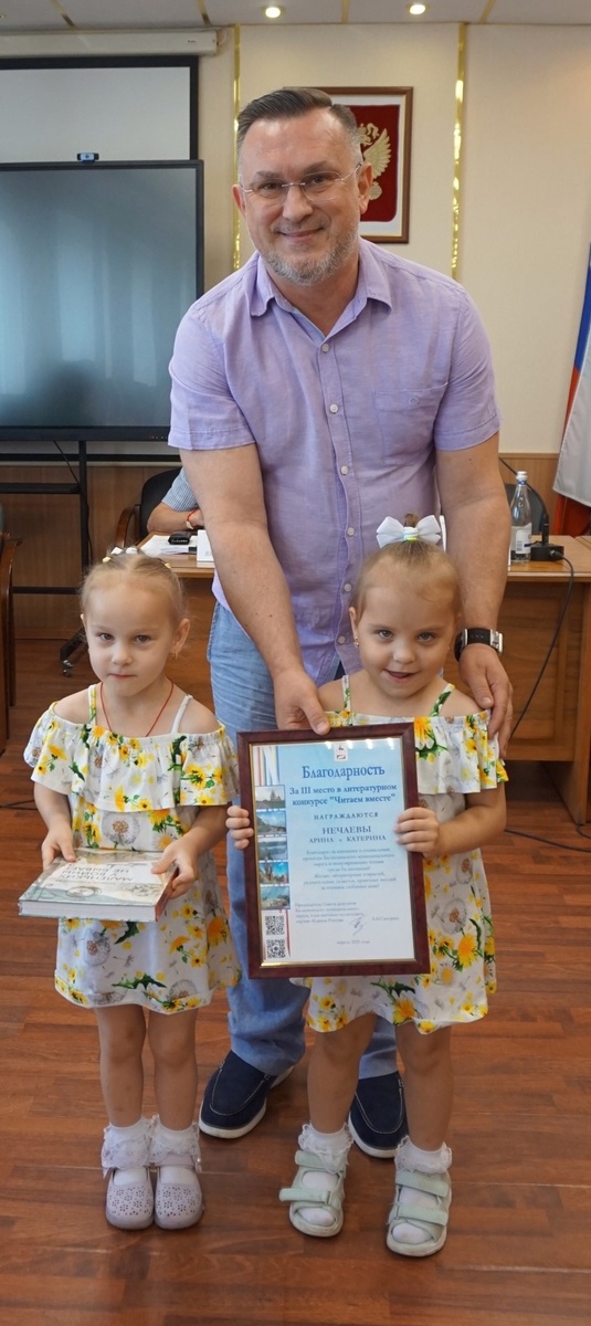 А.Н. Сидорин с сестричками Аришей и Дашей.