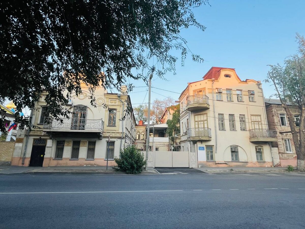 Два брата — один в жилетке, другой в рубашке. Особняк Склабинского и дом для типографских рабочих