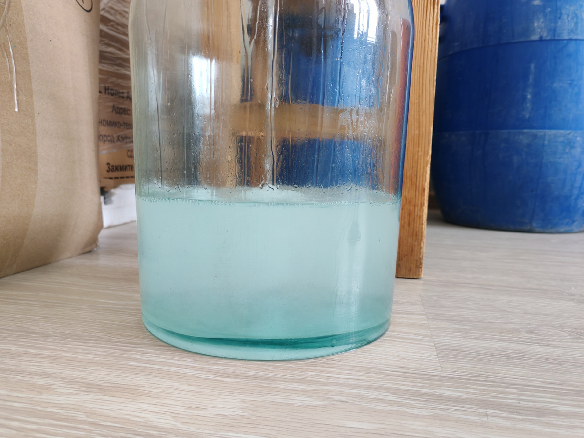 Начало смешивания воды и спирта.