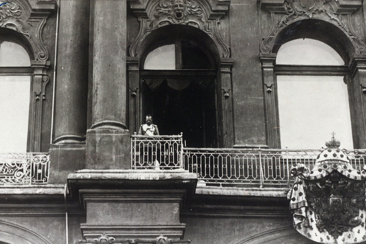 Николай II объявляет о начале войны с Германией с балкона Зимнего дворца.