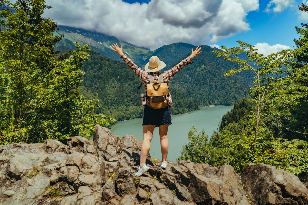 Курорты Абхазии являются популярным направлением для путешественников. Источник фото: shutterstock.com