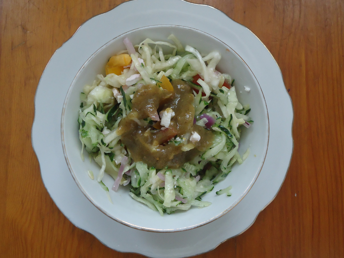 Салат "Зелёный дракон" под кисло-сладким соусом из крыжовника. Из архива автора.