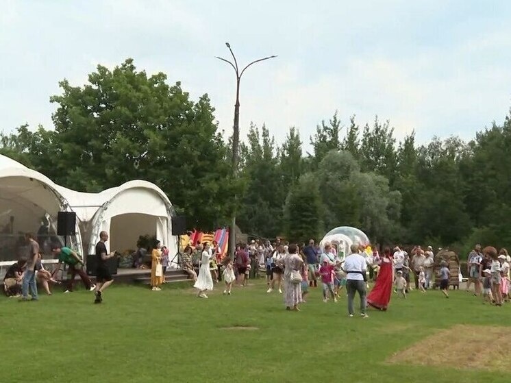     Дополнили программу фестиваля увлекательный квест, кукольный спектакль и красочные фотозоны. Фото: telegram-канал пресс-службы правительства Новгородской области