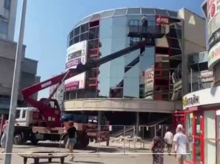     Сейчас специалисты занимаются разбором внешнего облика здания. Фото: пресс-служба комитета по контролю за имуществом Петербурга.