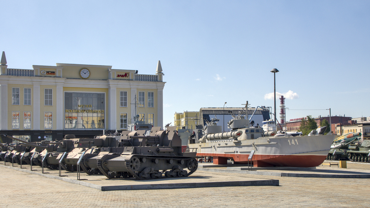 На заднем плане - закрытый павильон "Музей военной техники"