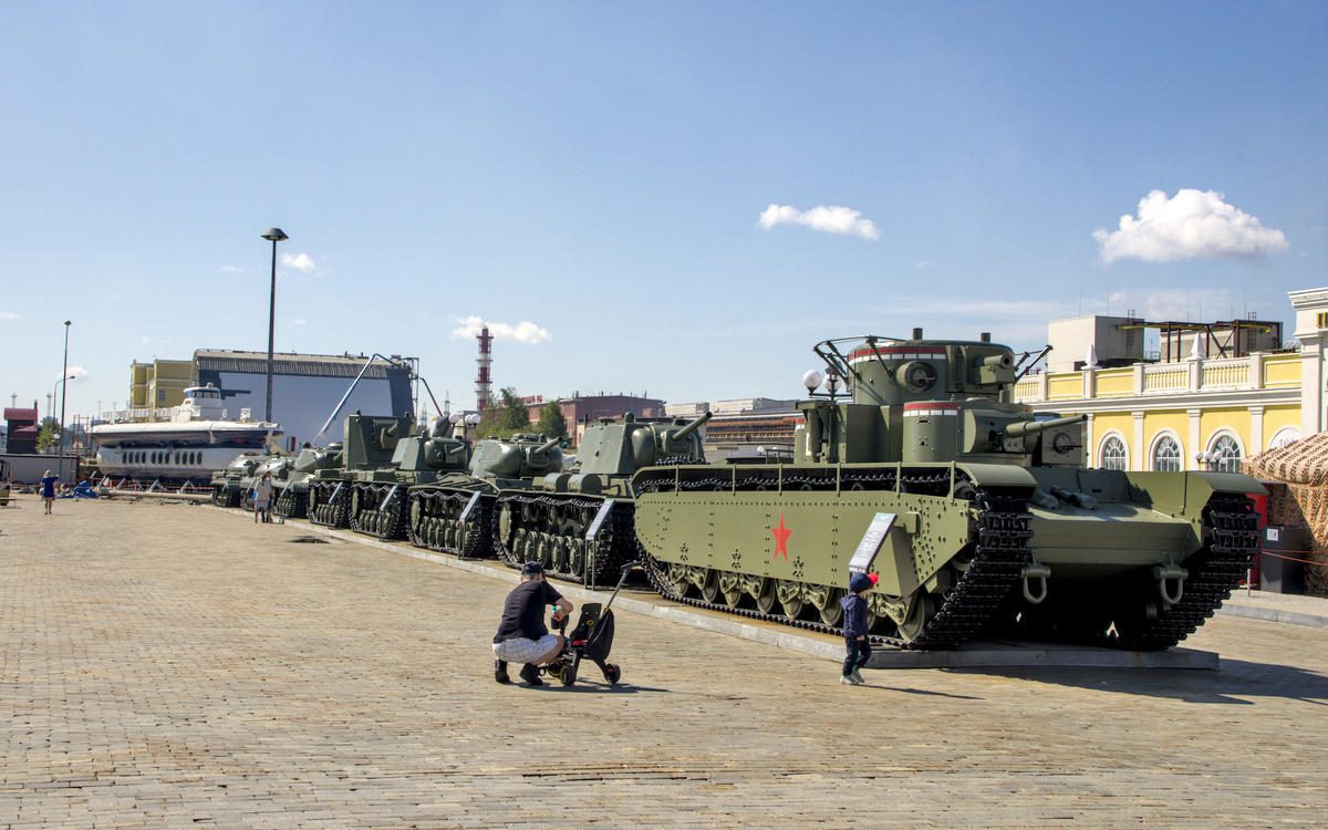 Танки в ряд (подробности ниже), далее еще один катер