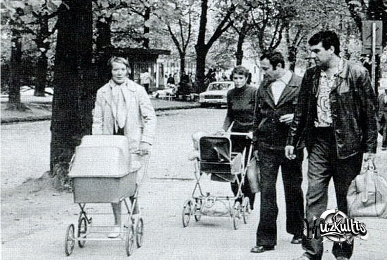 Слева — Тамара Зибунова. Справа — Сергей Довлатов. В коляске Тамары - их дочь Александра.