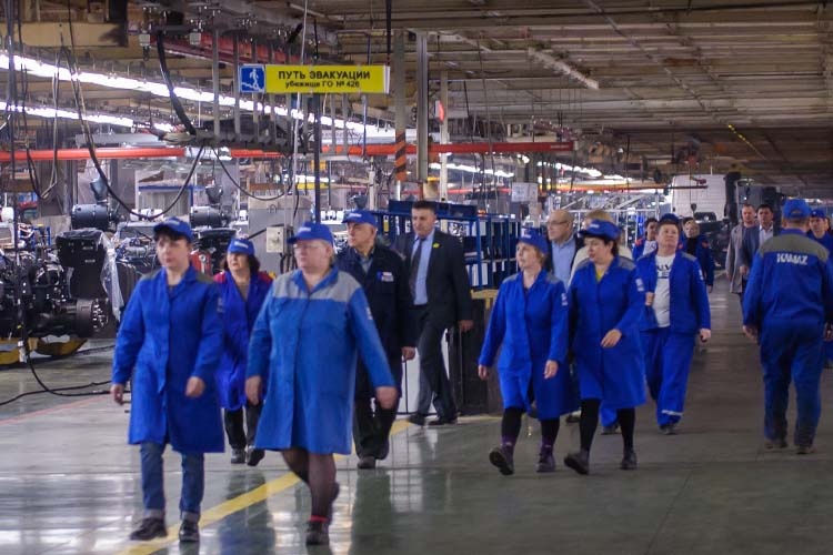    Сокращенный график работы коснется в основном тех сотрудников, кто связан с производством грузовиков.   
Фото: «БИЗНЕС Online»