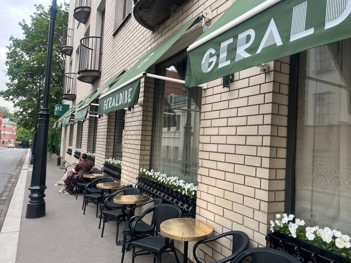 вход в заведение и уличные столики