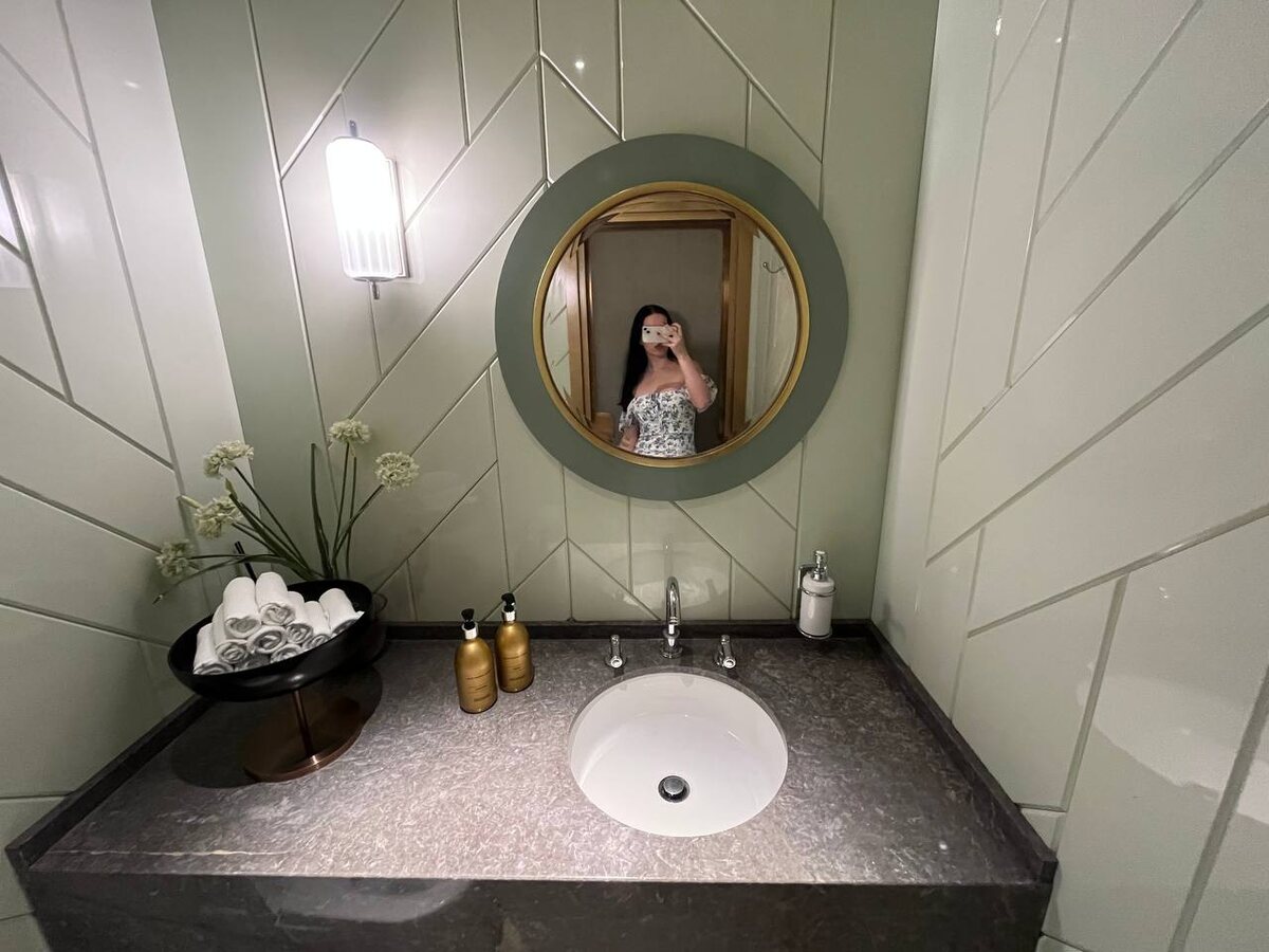 селфи в туалетное зеркало