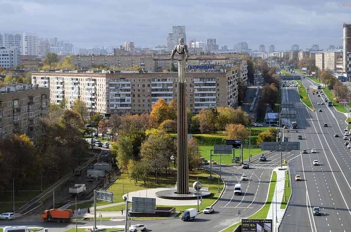    Памятник Юрию Гагарину на Ленинском проспекте в Москве.