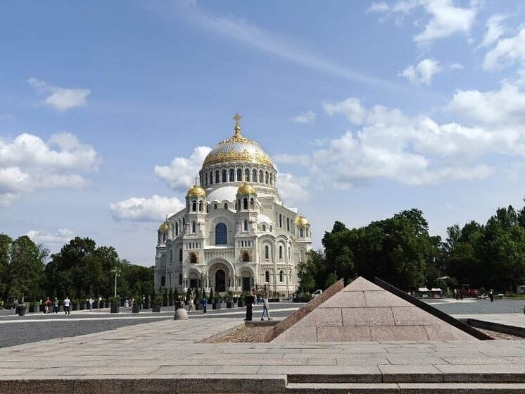     На Якорной площади, под звуки колоколов мощи были торжественно перенесены в главный храм города. Фото: архив МК в Питере