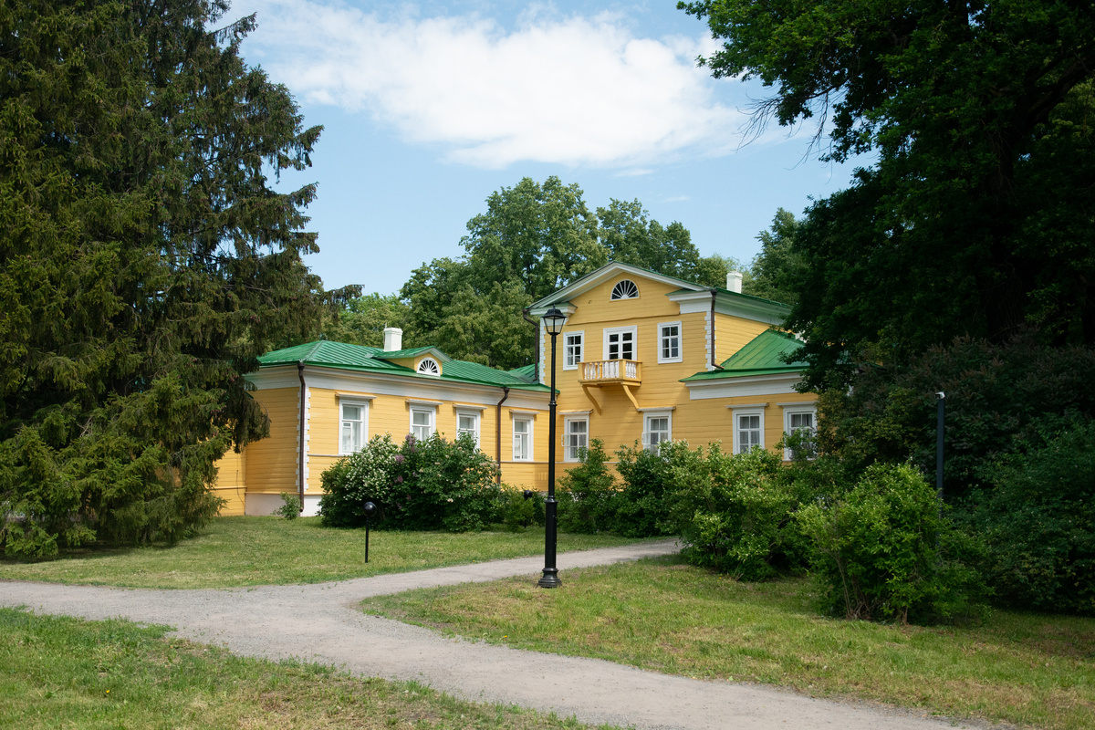 Господский дом, сохранившийся со времен Пушкина. Фото автора блога 