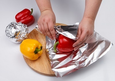    Шаг 1. Заворачиваем перец в фольгу