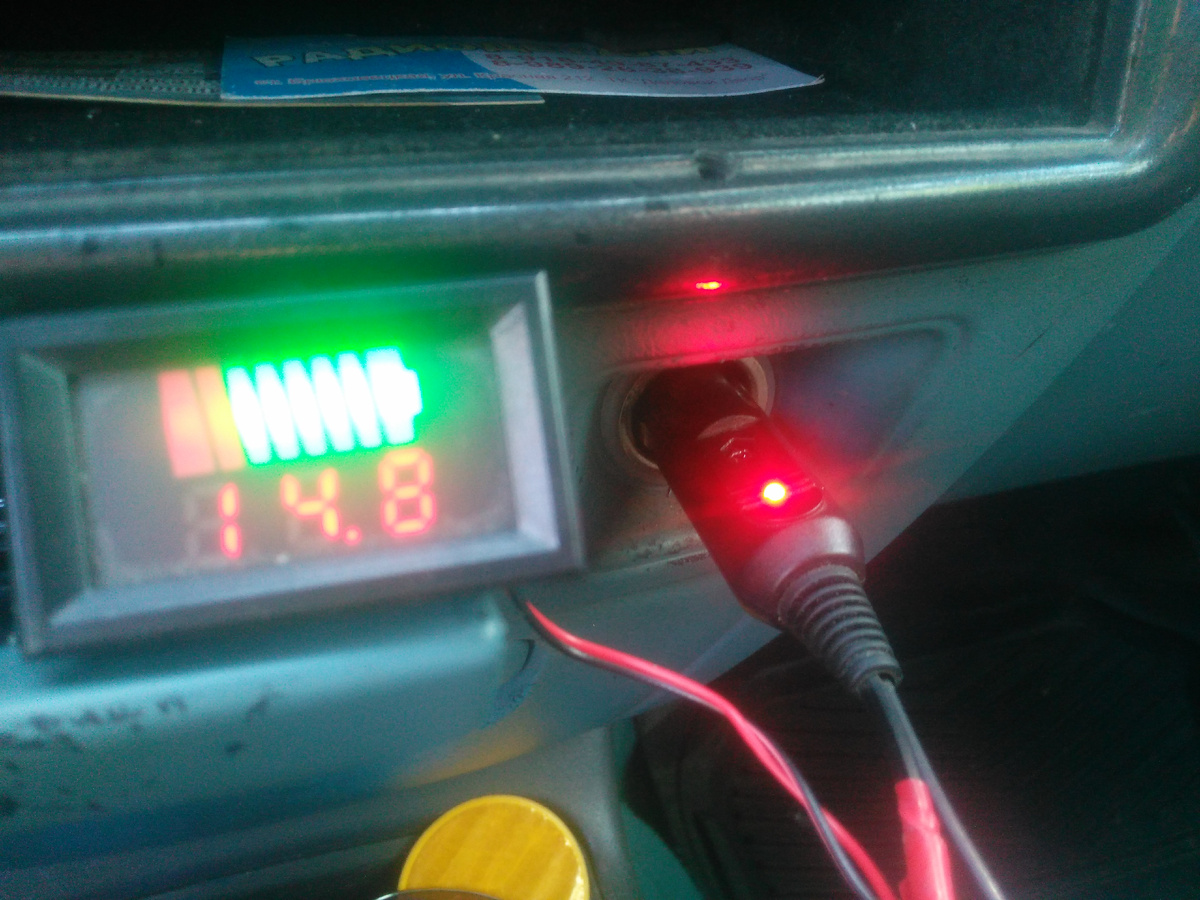 Горит лампа заряда , на тестере заряд есть