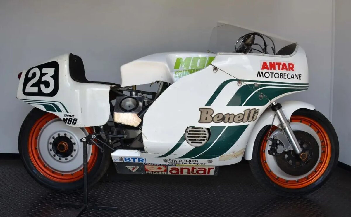 Диаметр колёс — 18 дюймов. Алюминиевые диски состоят из фрезерованных двух половин, обода и ступицы, скреплённых болтами, — конструкция Доминика Мишеля, заимствованная им из мира «Формулы-1» (Renault в то время владела долей в Motobécane). Такие колёса получились на 15% легче литых