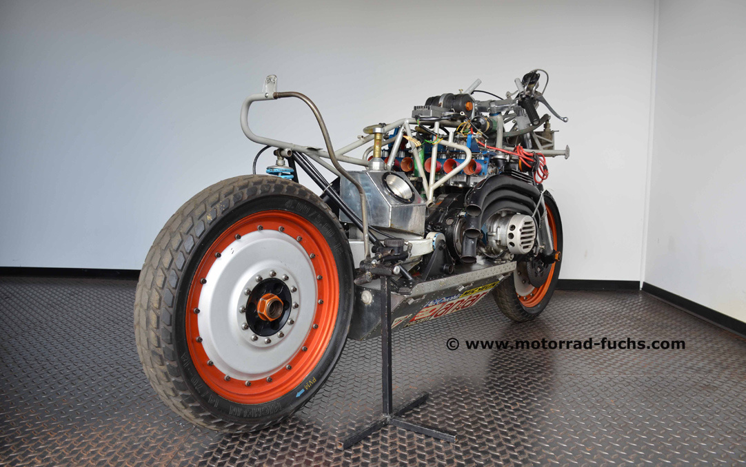 Диаметр колёс — 18 дюймов. Алюминиевые диски состоят из фрезерованных двух половин, обода и ступицы, скреплённых болтами, — конструкция Доминика Мишеля, заимствованная им из мира «Формулы-1» (Renault в то время владела долей в Motobécane). Такие колёса получились на 15% легче литых