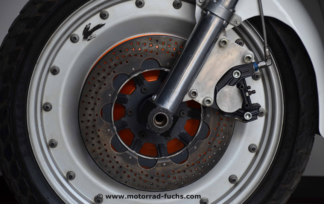 Диаметр колёс — 18 дюймов. Алюминиевые диски состоят из фрезерованных двух половин, обода и ступицы, скреплённых болтами, — конструкция Доминика Мишеля, заимствованная им из мира «Формулы-1» (Renault в то время владела долей в Motobécane). Такие колёса получились на 15% легче литых