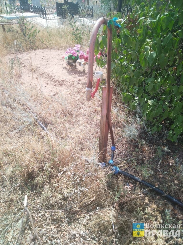 По словам пенсионерки Марии Назаренко, до отдалённых участков кладбища в Погромном вода не доходит📷    Всё течет, но всё меняется: жители Погромного добиваются нормальной работы водовода на кладбище
