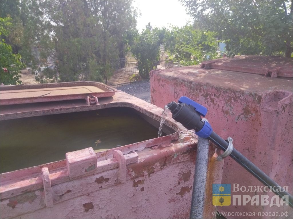 В будние дни в накопительном баке у входа на погост вода есть📷    Всё течет, но всё меняется: жители Погромного добиваются нормальной работы водовода на кладбище
